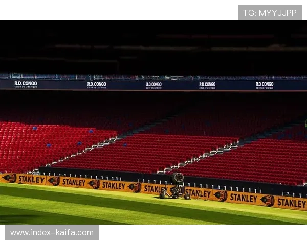 诺坎普球场响起“冠军”呼声，巴萨球迷庆祝暂时登顶积分榜