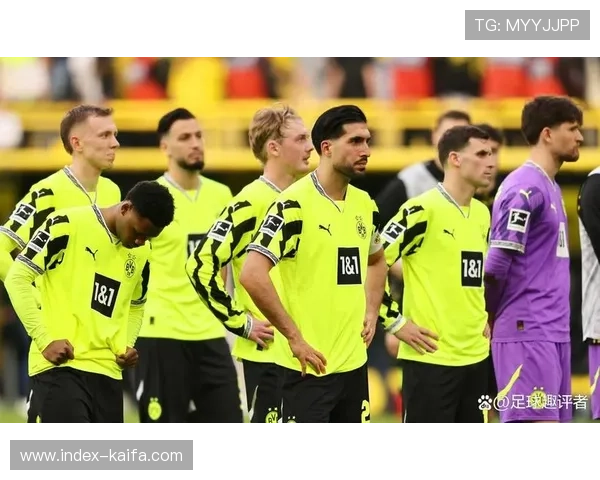 终场哨响，多特蒙德全队相拥庆祝主场险胜